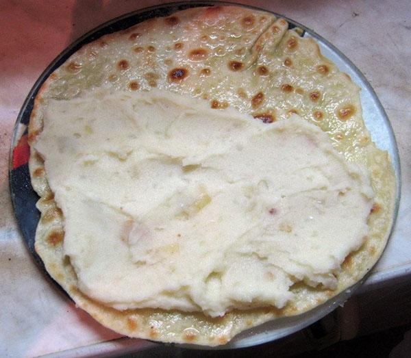 envelopper la purée de pommes de terre dans un gâteau chaud