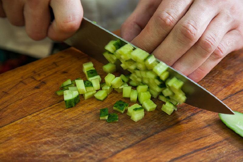 lavar y picar el pepino