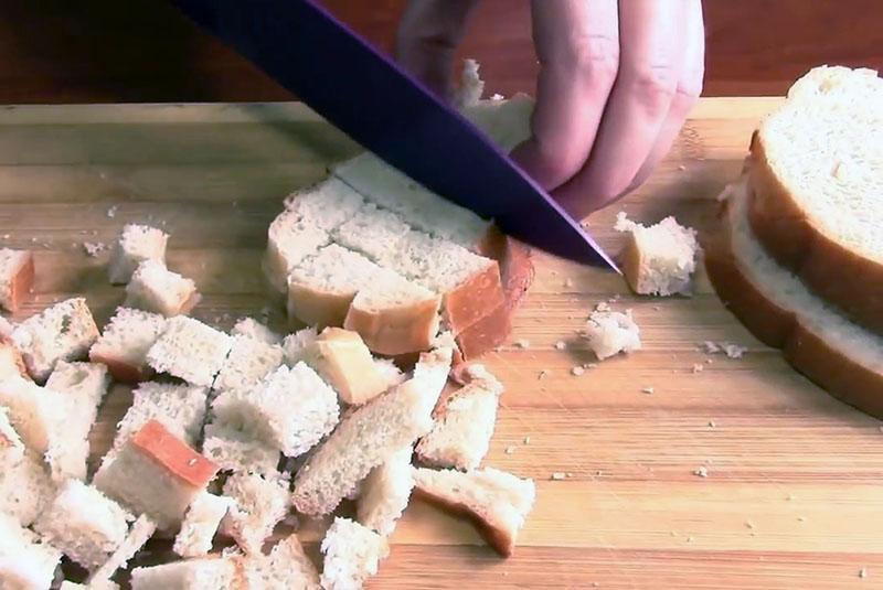 tranches sèches de pain blanc