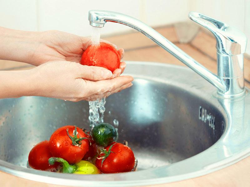 lavar los tomates