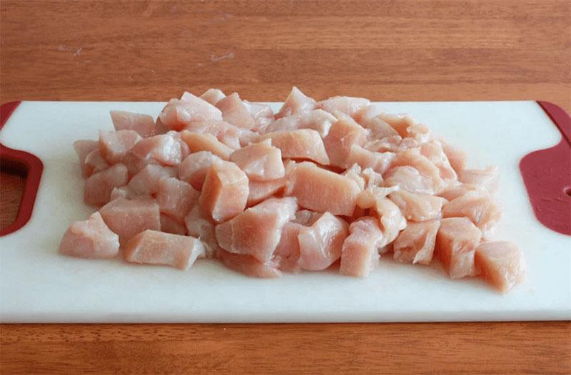 hacher finement le filet de poulet