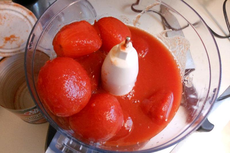 picar los tomates con una batidora