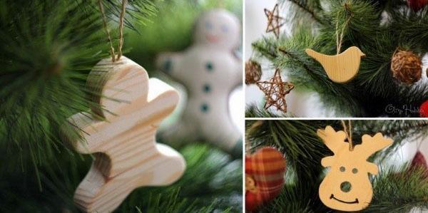 décorer le sapin avec des jouets en bois