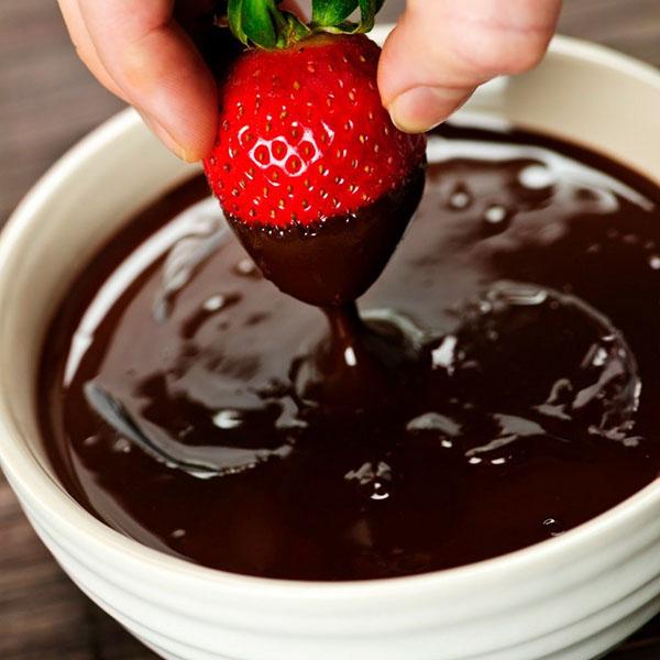 mojar fresas en chocolate