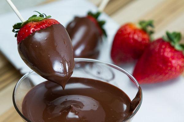 mojar fresas en chocolate