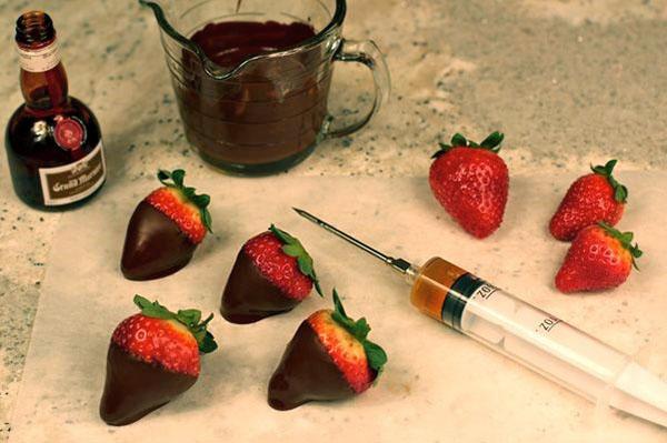fraises enrobées de chocolat avec liqueur