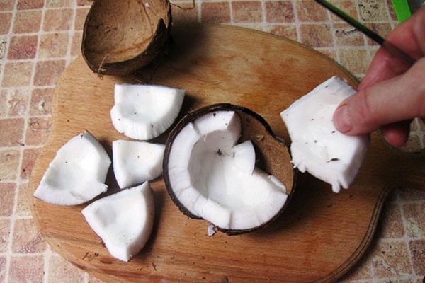 separar la pulpa de coco