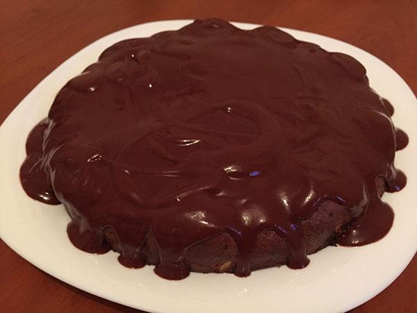verser le glaçage sur le cake-cake