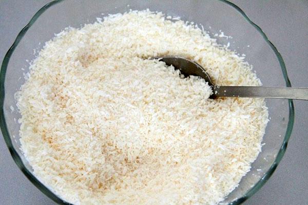 mélanger la noix de coco avec le sucre