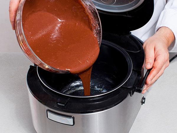 verser la pâte dans un bol multicuiseur