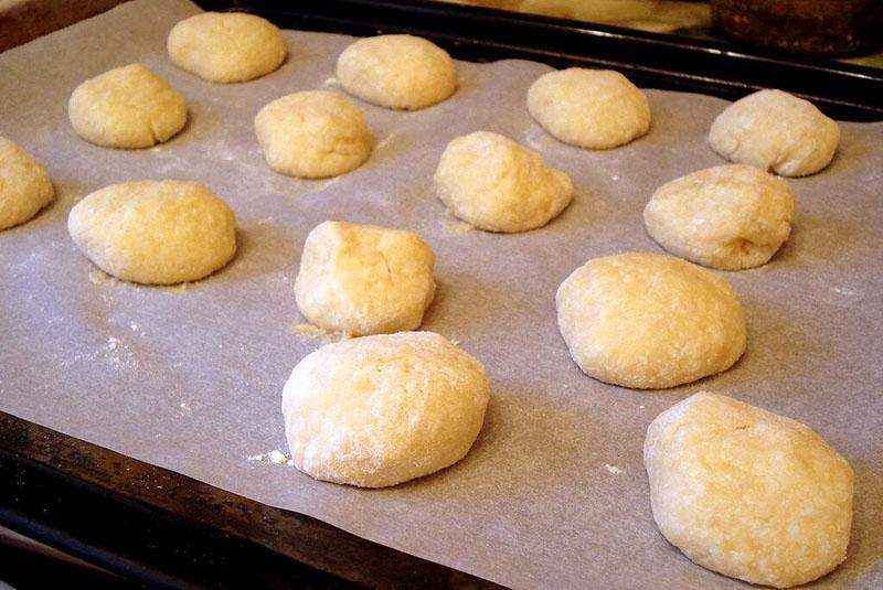 poner las galletas en una bandeja para hornear