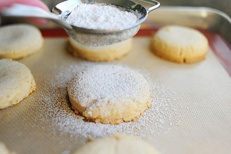 espolvorear las galletas con azúcar