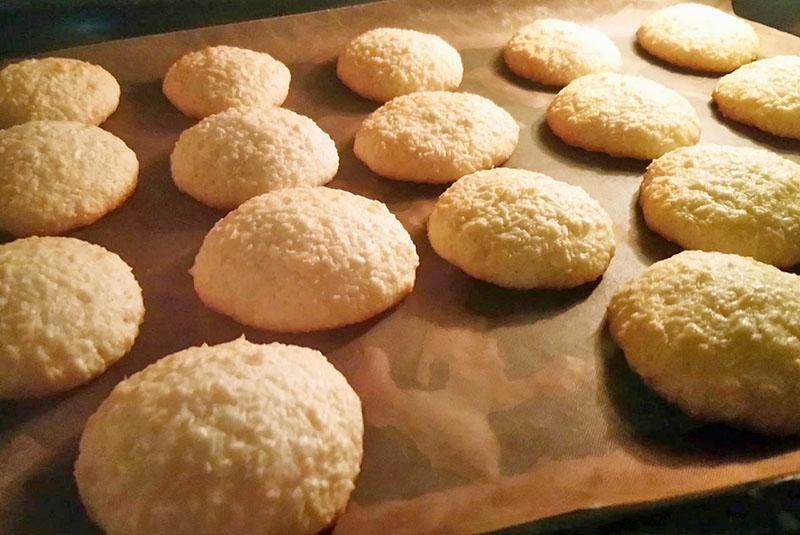 façonner et cuire des biscuits