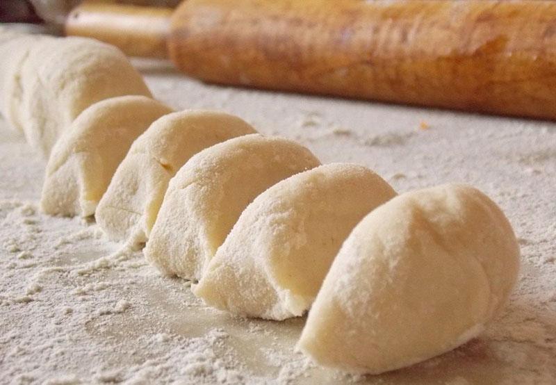 pétrir la pâte et la couper en portions