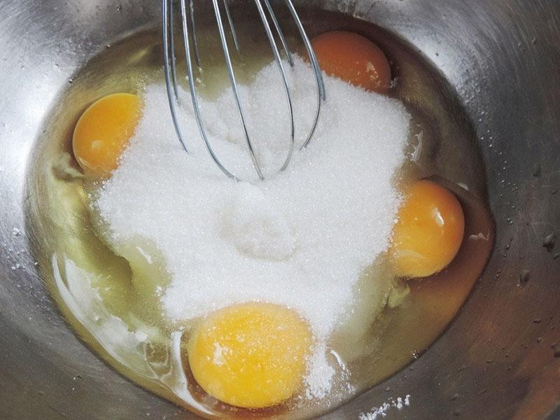 batir huevos con azúcar
