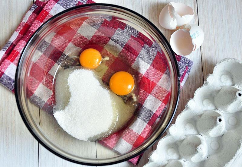 mezclar huevos con azúcar