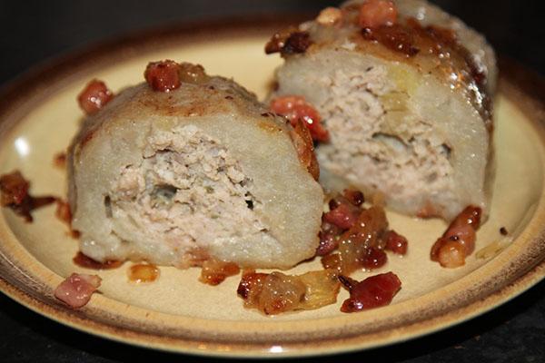 servir les sorciers de pommes de terre avec de la viande hachée