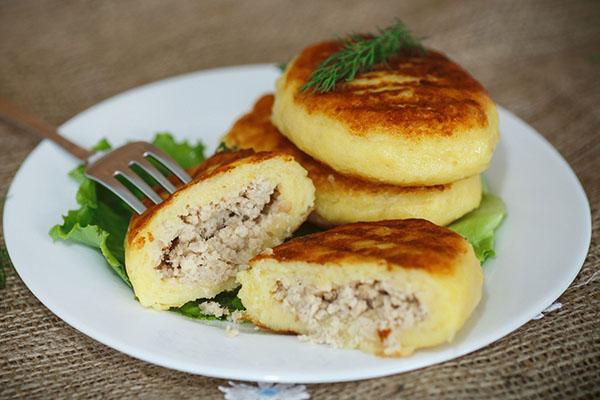 sorciers de pommes de terre avec viande hachée et chou