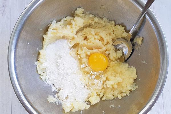 mélanger les pommes de terre avec l'oeuf et la farine