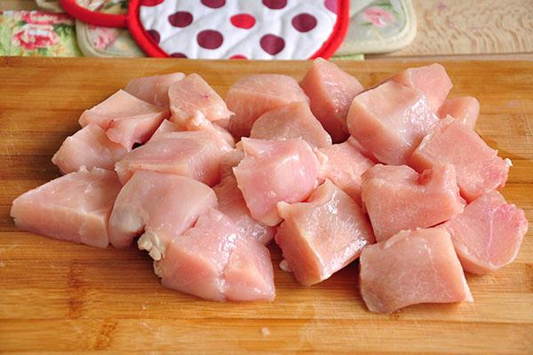 cortar la carne en trozos pequeños