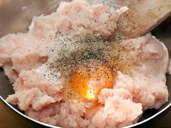 agregue huevo y especias a la carne picada