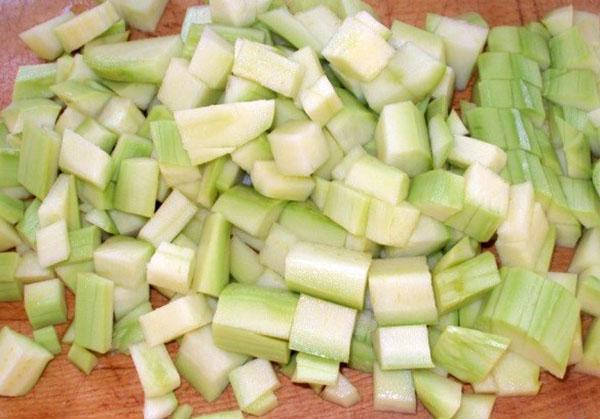 couper les courgettes en cubes