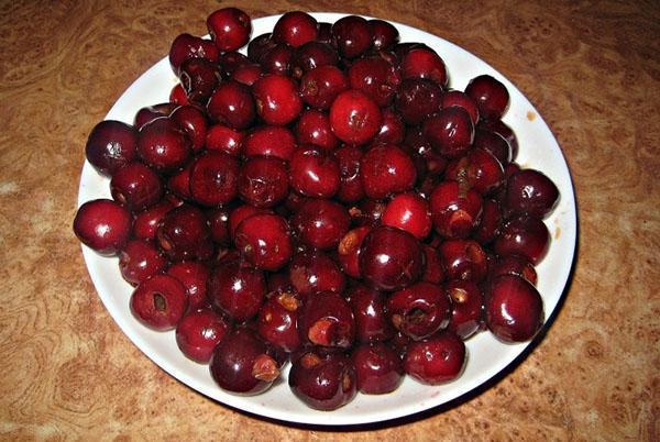 trier et laver les cerises pour la compote