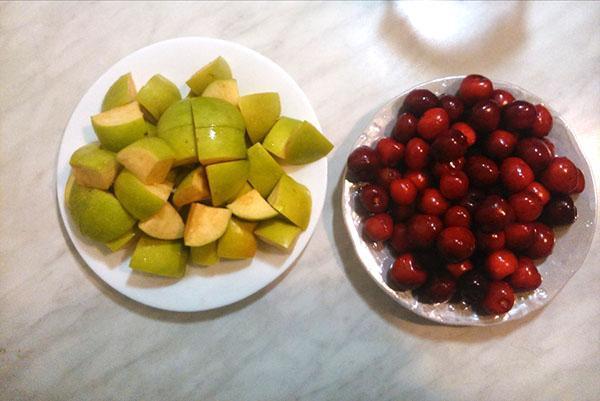 manzanas y cerezas picadas para compota