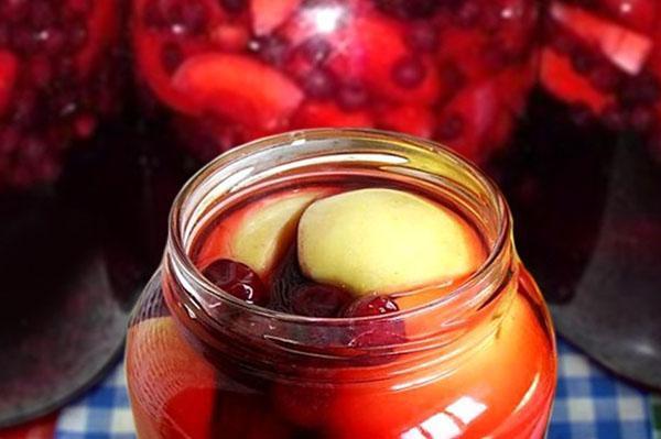 verser le sirop dans les pots de fruits