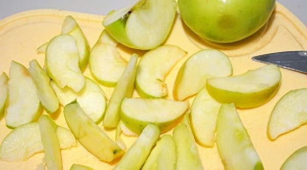 cortar las manzanas en rodajas