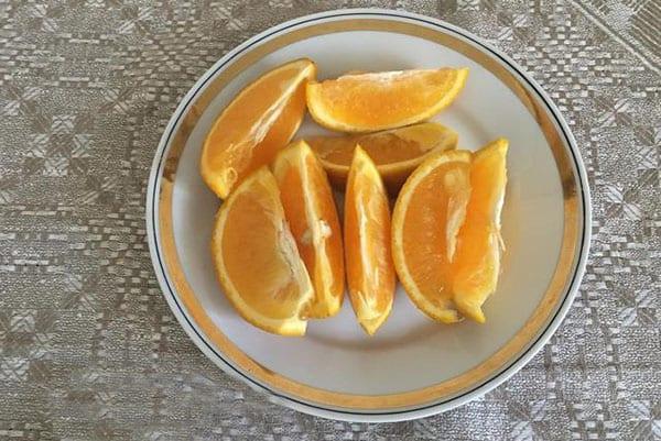 préparer une orange pour la compote