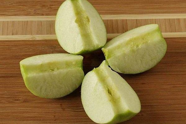 lavar y cortar manzanas