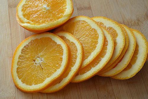 couper une orange en rondelles