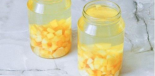 verser de l'eau bouillante sur les fruits