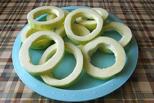 couper les jeunes courgettes en rondelles