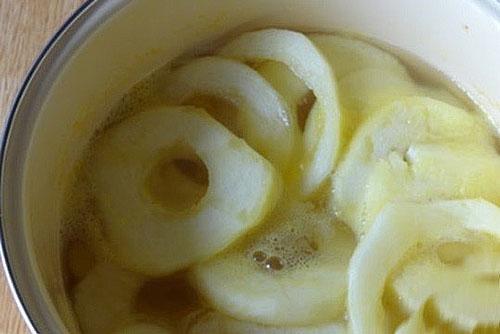 verser les courgettes avec le jus d'ananas
