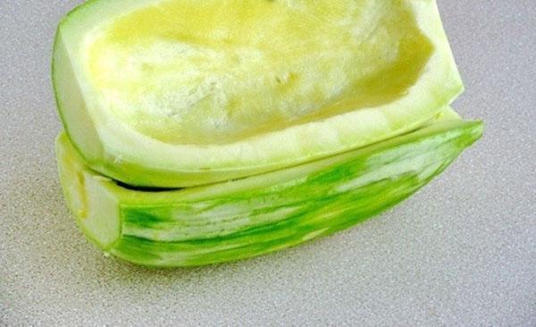 éplucher les courgettes et retirer les graines