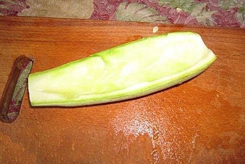 laver les courgettes et retirer les graines
