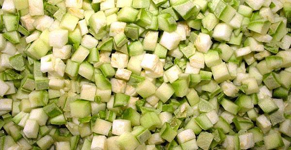 couper la courgette en cubes