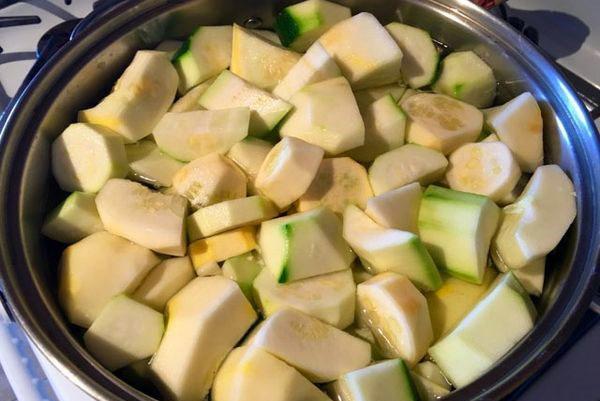 mettre les courgettes dans une casserole et faire bouillir