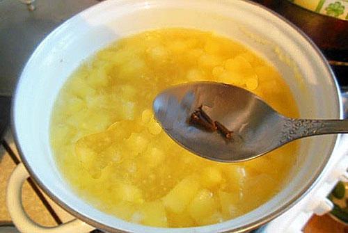 ajouter les clous de girofle en fin de cuisson