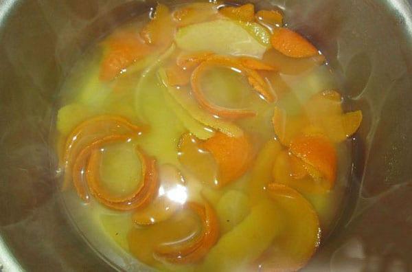 agregue la ralladura de naranja y el jugo
