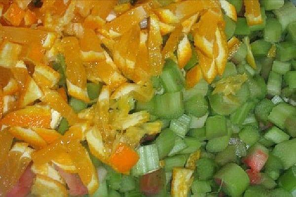 en frascos para esparcir trozos de naranja y ruibarbo