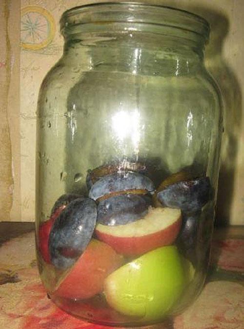 manzanas y ciruelas en un frasco