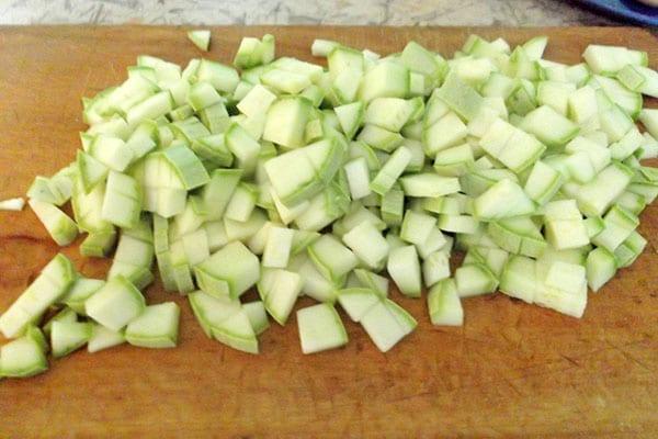 hacher les courgettes pour la compote