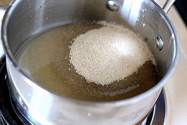 Hervir el agua extraída de los ingredientes con azúcar.