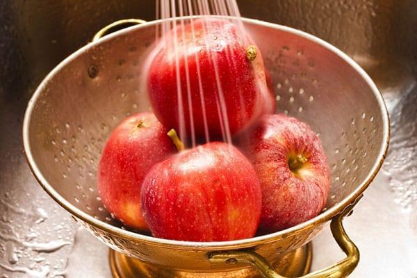 lavar manzanas para compota
