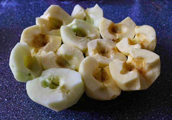 éplucher les pommes pour la compote