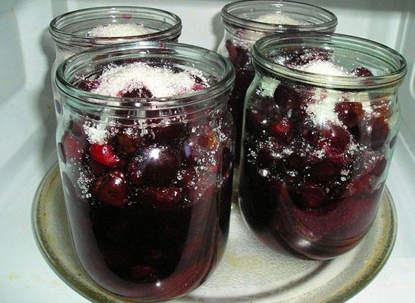 remplir les bocaux de cerises et couvrir de sucre