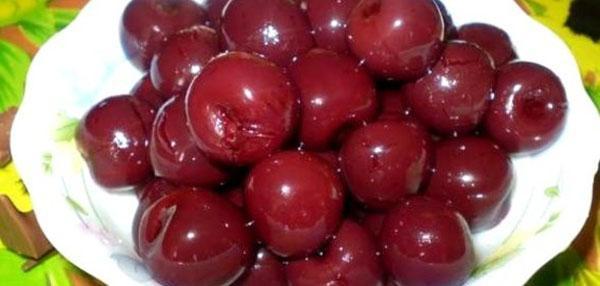 cerezas rojas en su propio jugo